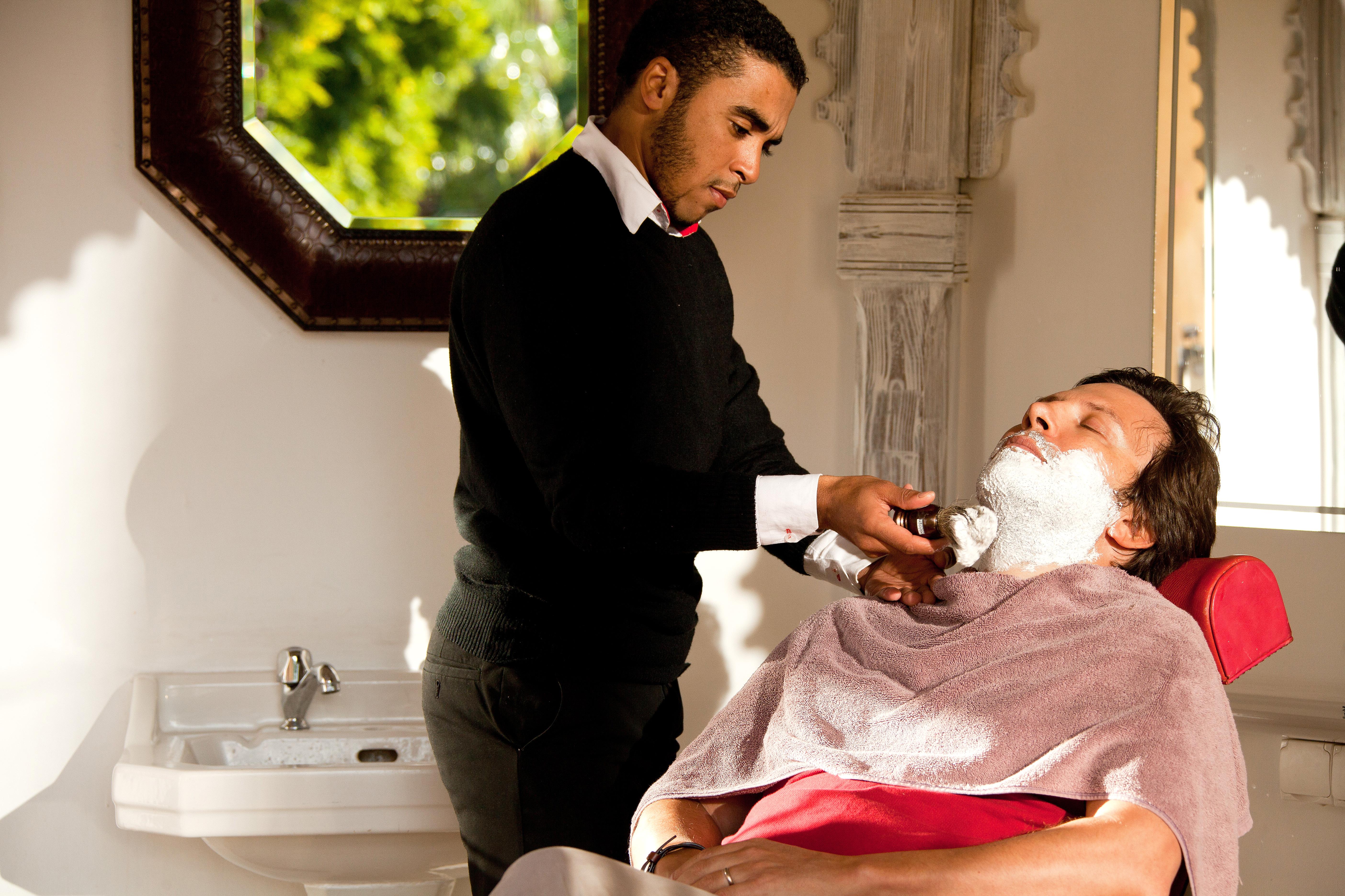 Les Jardins De La Medina Hotell Marrakesh Eksteriør bilde A barber shaving a man